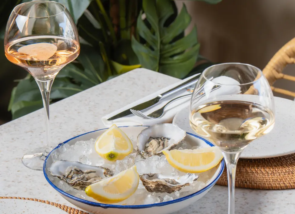 Ostras frescas con limón servidas en Gran Café 1919, restaurante de Puerto Pollensa