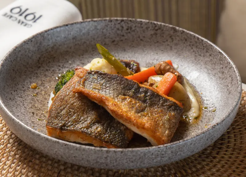 Lubina a la plancha con verduras frescas en Gran Café 1919, Puerto Pollensa