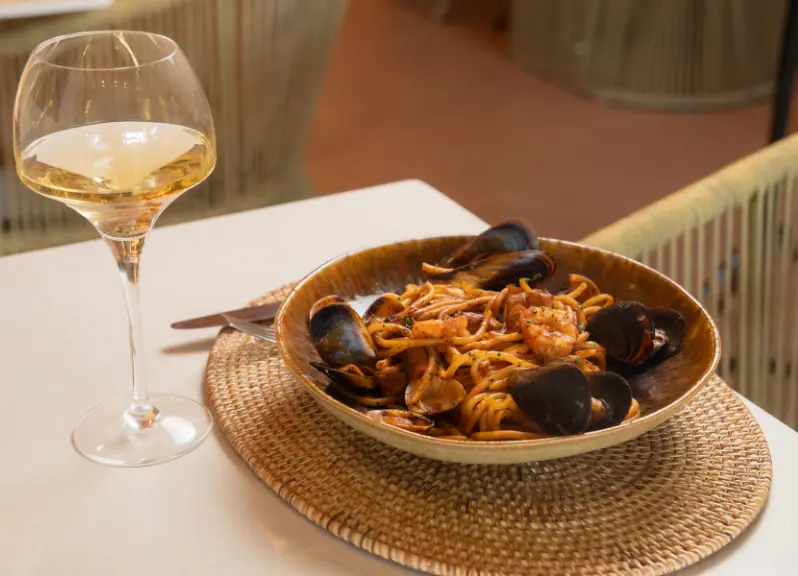 Pasta con marisco servida en Gran Café 1919 en Puerto Pollensa