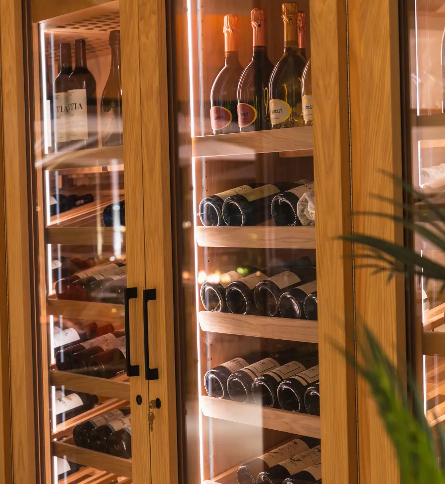 Selección de vinos por copa en la bodega del restaurante Gran Café 1919 en Puerto Pollensa.